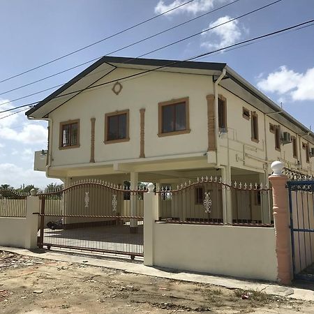 Studio 27 Inn Piarco エクステリア 写真