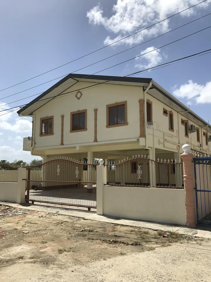 Studio 27 Inn Piarco エクステリア 写真